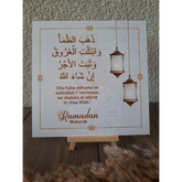 Decoratieve witte plaque met Arabische kalligrafie en hangende lantaarns, inclusief houten standaard